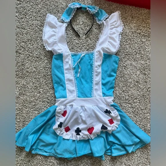 Women’s Alice in Wonderland Halloween costume - Picture 1 of 2